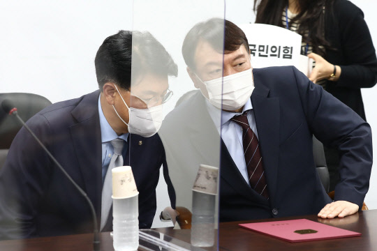 지난달 7월30일 오후 국민의힘 입당을 위해 여의도 중앙당사를 찾은 윤석열(오른쪽) 제20대 대선 예비후보가 장제원(왼쪽) 의원과 대화하고 있다.연합뉴스